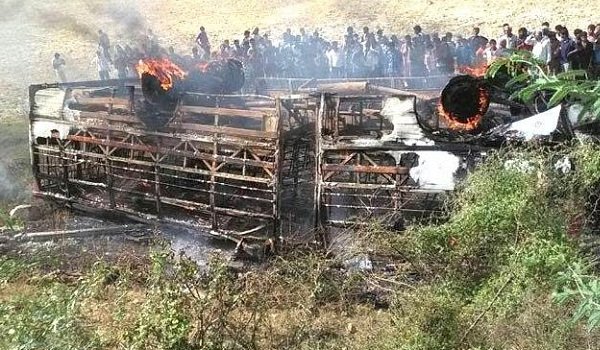 उत्तरप्रदेश : खंभे में टकराने से बस में आग लगी, 3 की मौत