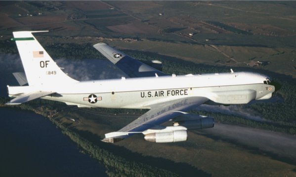 चीनी लड़ाकू विमानों ने अमरीकी वायुसेना के विमान को रोका