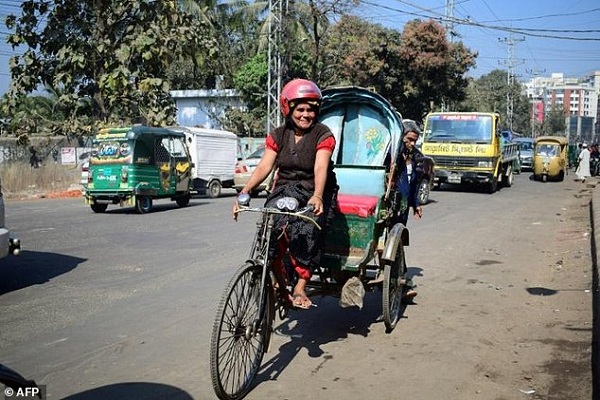 बांग्लादेश की इकलौती ‘रिक्शेवाली’, मोसम्मत