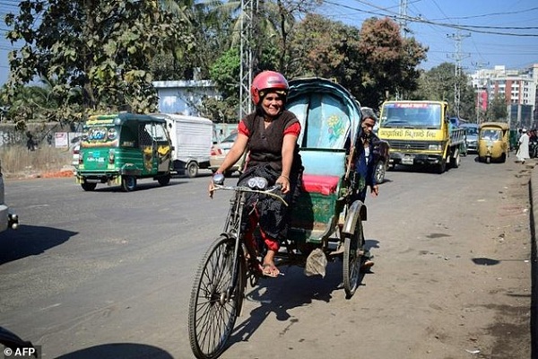 बांग्लादेश की इकलौती ‘रिक्शेवाली’, मोसम्मत बांग्लादेश की इकलौती ‘रिक्शेवाली’, मोसम्मत