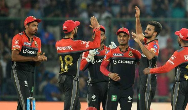 आईपीएल 2017 : दिल्ली 10 रनों से हारी, बेंगलोर का विजयी अंत