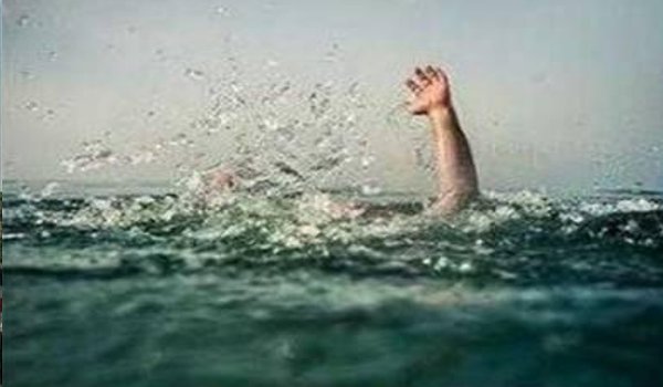 कर्नाटक के बागलकोट में कार सहित 4 लोग नहर में बहे कर्नाटक के बागलकोट में कार सहित 4 लोग नहर में बहे