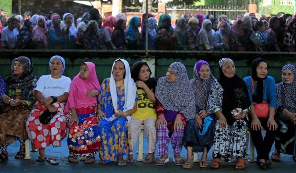 फिलीपींस के शहर से पलायन के लिए हिजाब उधार ले रहे ईसाई