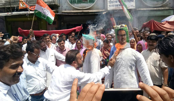 कांग्रेस ने फूंका पीएम का पुतला, दूर ही रहे भाजपाई कांग्रेस ने फूंका पीएम का पुतला, दूर ही रहे भाजपाई