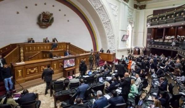 सशस्त्र नागरिक समूहों का वेनेजुएला में संसद पर हमला