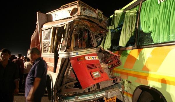 उत्तर प्रदेश : बरेली में हाईवे पर भीषण सड़क दुर्घटना, 22 मरे उत्तर प्रदेश : बरेली में हाईवे पर भीषण सड़क दुर्घटना, 22 मरे