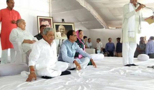 हिंसा पर शिवराज की गांधीगिरी : दशहरा मैदान में उपवास हिंसा पर शिवराज की गांधीगिरी : दशहरा मैदान में उपवास