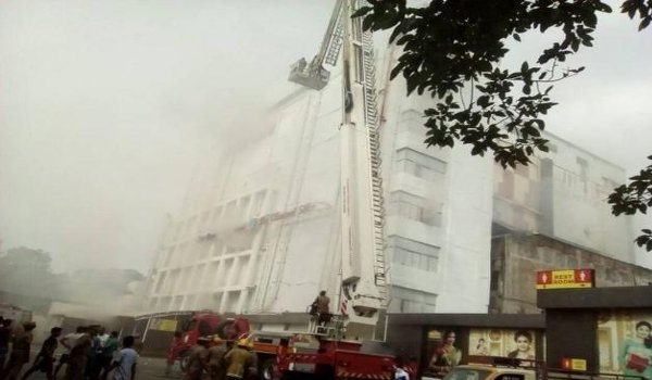 चेन्नई : नहीं बुझी आग, ढही कपड़ा शोरूम की बहुमंजिला इमारत