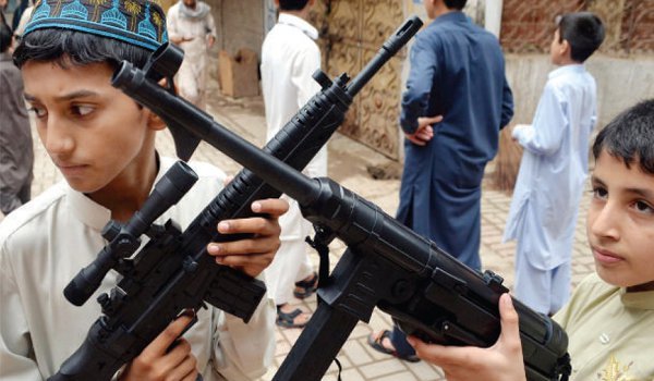 कराची में छापेमारी में हजारों खिलौना बंदूकें जब्त