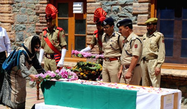 अधिकारी की नहीं, ‘विश्वास’ की हत्या हुई : महबूबा मुफ्ती अधिकारी की नहीं, ‘विश्वास’ की हत्या हुई : महबूबा मुफ्ती
