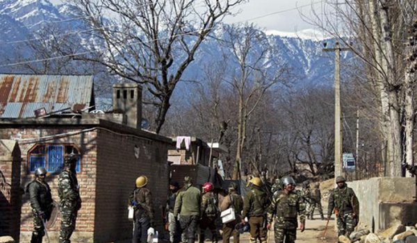कश्मीर में सीआरपीएफ शिविर पर आत्मघाती हमला, 4 आतंकवादी ढेर