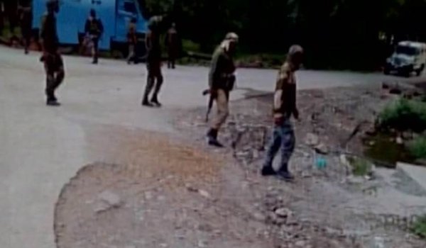 कश्मीर में ग्रेनेड हमले में CRPF के 13 जवान जख्मी