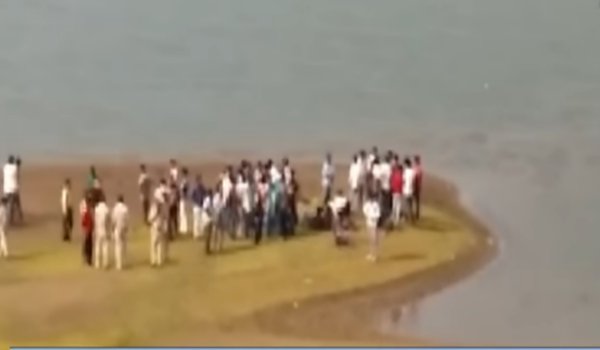 भोपाल में इंजीनियरिंग के 3 छात्र बांध में डूबे, 2 के शव बरामद भोपाल में इंजीनियरिंग के 3 छात्र बांध में डूबे, 2 के शव बरामद