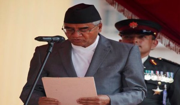 देउबा ने नेपाल के प्रधानमंत्री पद की शपथ ली, छोटा मंत्रिमडल बनाया देउबा ने नेपाल के प्रधानमंत्री पद की शपथ ली, छोटा मंत्रिमडल बनाया