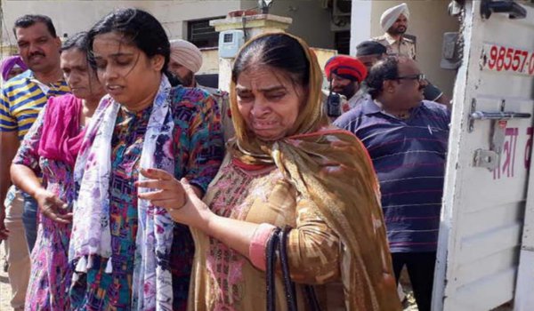 पंजाब में संदिग्ध आतंकवादी की मां ने की खुदकुशी पंजाब में संदिग्ध आतंकवादी की मां ने की खुदकुशी