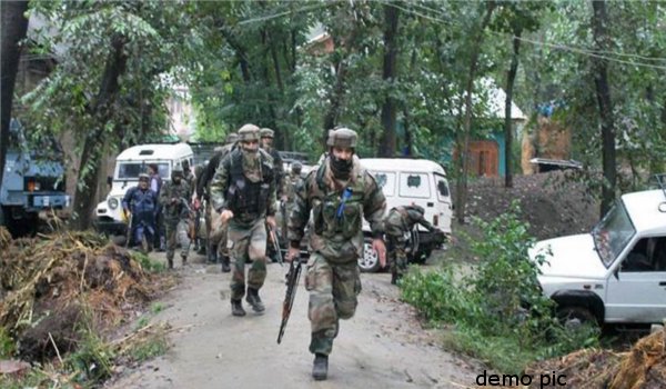 कश्मीर मुठभेड़ में 3 आतंकवादी ढेर, सेना का मेजर घायल