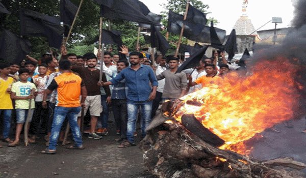 महाराष्ट्र में किसानों का आंदोलन हिंसक हुआ, 12 पुलिसकर्मी घायल