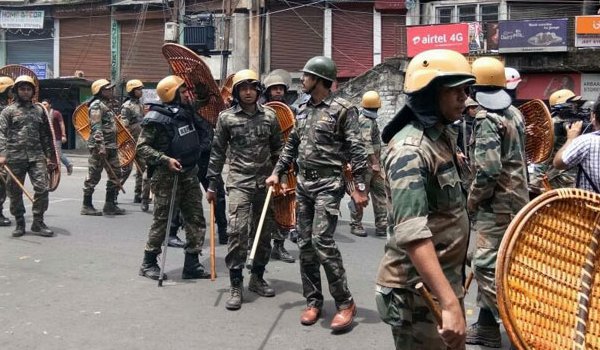 GJM के अनिश्चितकालीन बंद के बीच सुलग रहा दार्जिलिंग GJM के अनिश्चितकालीन बंद के बीच सुलग रहा दार्जिलिंग