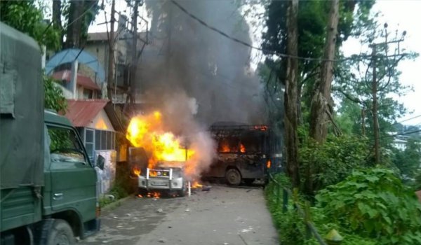 बंगाल : जीजेएम हिंसा में 15 पुलिसकर्मी घायल, 5 वाहन खाक