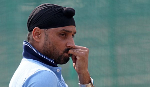 गेंदबाजों की असफलता के कारण मिली हार : हरभजन सिंह