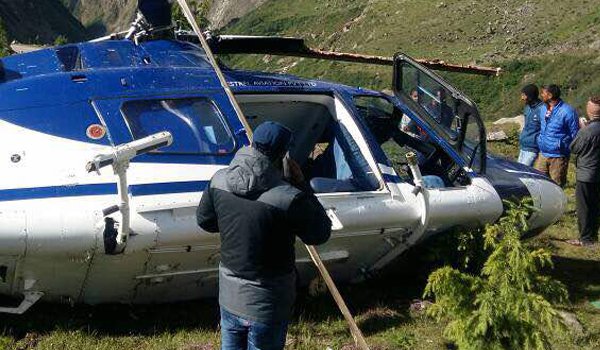 उत्तराखंड में तीर्थयात्रियों को ले जा रहा हेलीकॉप्टर क्रैश, 1 की मौत