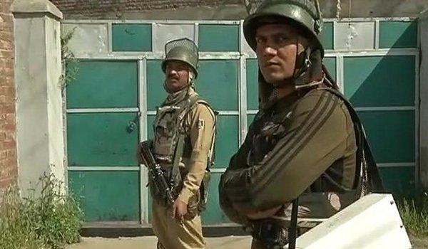 NIA की श्रीनगर, दिल्ली में 23 जगह छापेमारी, 1 करोड़ रुपए जब्त NIA की श्रीनगर, दिल्ली में 23 जगह छापेमारी, 1 करोड़ रुपए जब्त