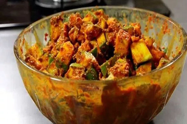गर्मी में बनाएं कच्चे आम का अचार गर्मी में बनाएं कच्चे आम का अचार