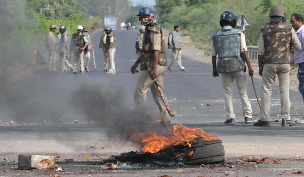 राहुल गांधी पुलिस को चकमा दे बाइक से मंदसौर रवाना हुए राहुल गांधी पुलिस को चकमा दे बाइक से मंदसौर रवाना हुए