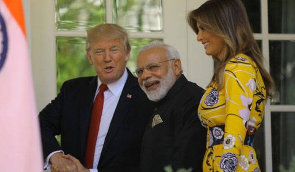 मोदी ने ट्रंप को शॉल, ब्रेसलेट, लिंकन डाक टिकट भेंट की मोदी ने ट्रंप को शॉल, ब्रेसलेट, लिंकन डाक टिकट भेंट की