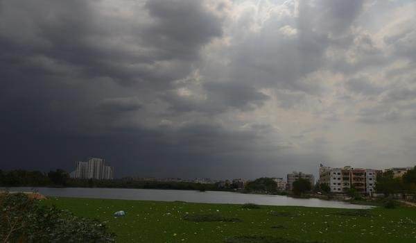 उदयपुर में 24 घण्टे से जारी है बारिश का दौर, कई छोटे तालाब छलके