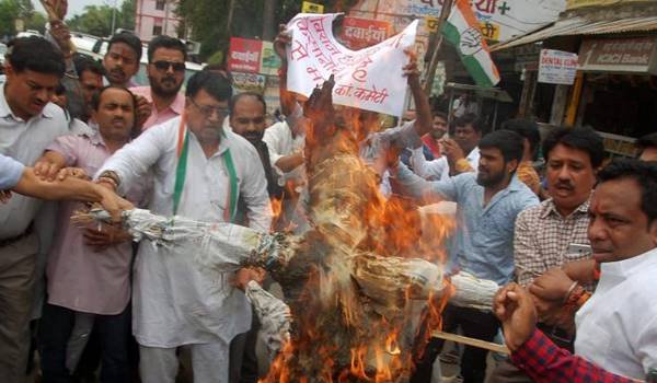 मध्यप्रदेश के गृहमंत्री भूपेंद्र सिंह ने अपने ही गोल पोस्ट में गेंद डाली! मध्यप्रदेश के गृहमंत्री भूपेंद्र सिंह ने अपने ही गोल पोस्ट में गेंद डाली!