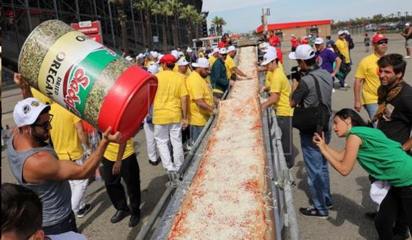कैलिफोर्निया में दुनिया का सबसे लंबा पिज्जा बनाया गया