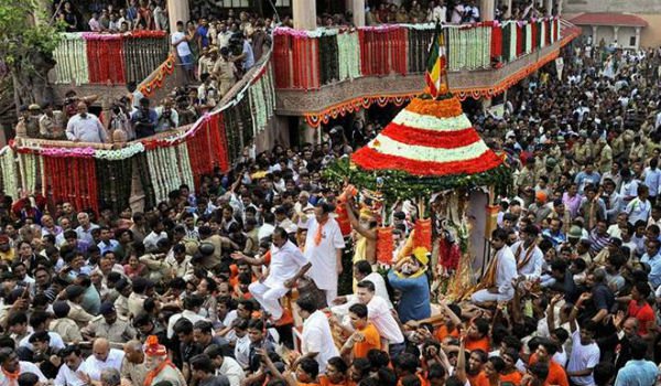 पुरी की वार्षिक रथ यात्रा शुरू, श्रद्धालुओं का हुजूम उमड़ा