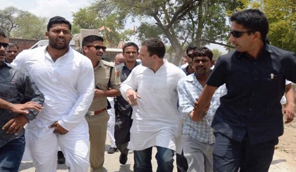 राहुल गांधी हिरासत में, मृत किसानों के परिजनों से मिलने पर अड़े राहुल गांधी हिरासत में, मृत किसानों के परिजनों से मिलने पर अड़े