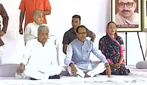 farmers protest in madhya pradesh : CM shivraj singh chuhan and ministers begins peace fast in bhopal