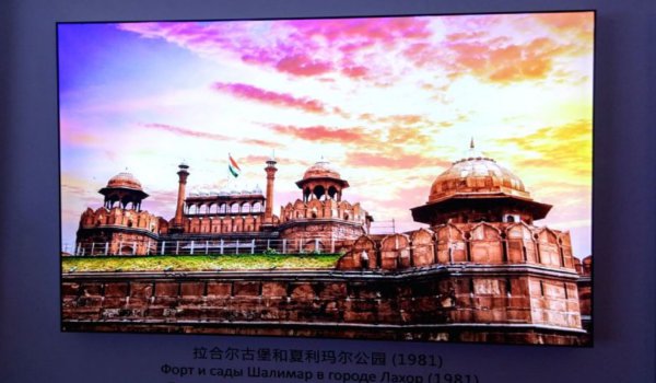 चीन : पाकिस्तान की झांकी में लाल किले को लाहौर में दिखाया चीन : पाकिस्तान की झांकी में लाल किले को लाहौर में दिखाया