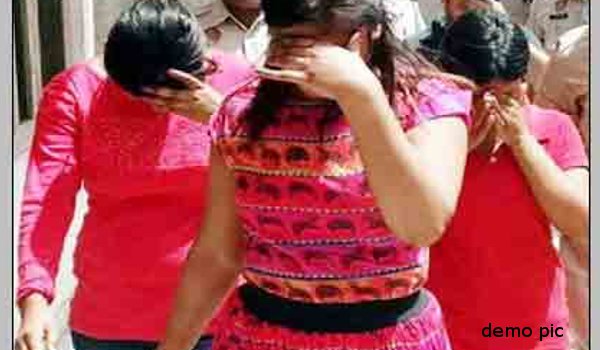 स्पा पार्लर की आड में जिस्म का धंधा, 3 युवतियों समेत 4 अरेस्ट स्पा पार्लर की आड में जिस्म का धंधा, 3 युवतियों समेत 4 अरेस्ट