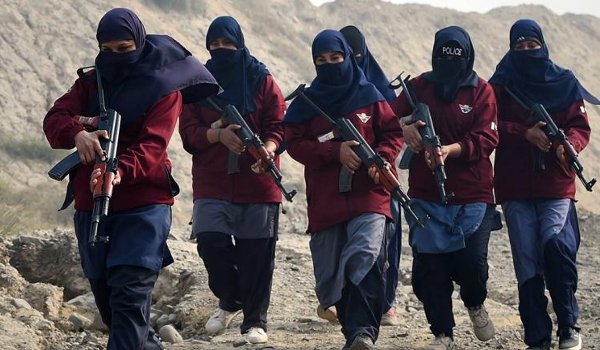 पाकिस्तान के सिंध में आतंकवाद-रोधी अभियान में भर्ती हुईं महिलाएं