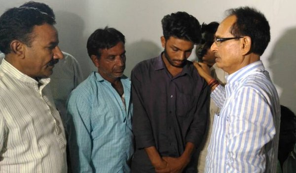 मंदसौर में पीड़ित किसानों के बीच शिवराज, भोपाल में कांग्रेस का सत्याग्रह मंदसौर में पीड़ित किसानों के बीच शिवराज, भोपाल में कांग्रेस का सत्याग्रह