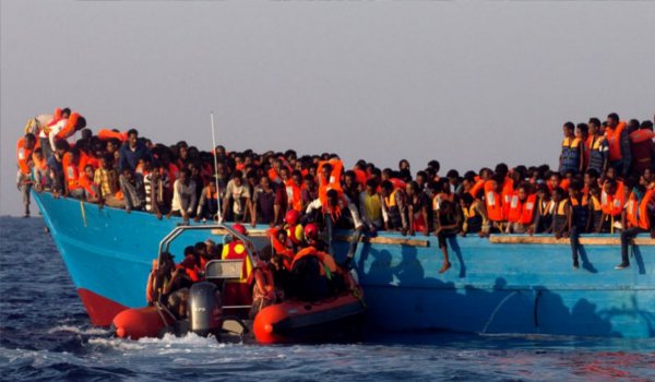 लीबिया तट से 900 प्रवासियों को डूबने से बचाया