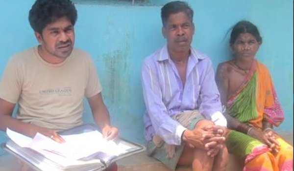 छत्तीसगढ : समाज से बहिष्कृत शिक्षक दंपती ने मांगी इच्छा मृत्यु छत्तीसगढ : समाज से बहिष्कृत शिक्षक दंपती ने मांगी इच्छा मृत्यु