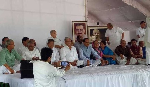 मध्यप्रदेश के मुख्यमंत्री शिवराज सिंह ने टेंट में गुजारी रात मध्यप्रदेश के मुख्यमंत्री शिवराज सिंह ने टेंट में गुजारी रात