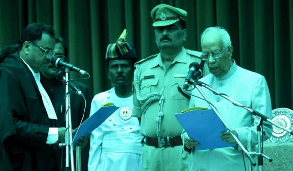 केशरी नाथ त्रिपाठी ने बिहार के राज्यपाल पद की शपथ ली केशरी नाथ त्रिपाठी ने बिहार के राज्यपाल पद की शपथ ली