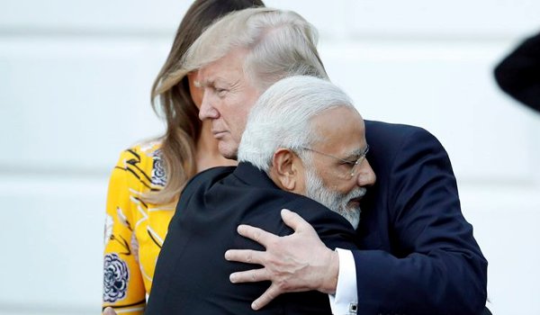 पड़ोसियों को नहीं पच रही डोनाल्ड ट्रंप-नरेन्द्र मोदी की यारी पड़ोसियों को नहीं पच रही डोनाल्ड ट्रंप-नरेन्द्र मोदी की यारी