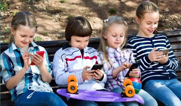 13 साल से कम के बच्चों को स्मार्टफोन बेचने पर रोक की मांग