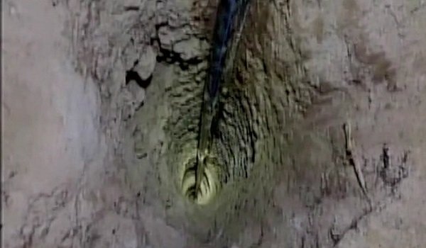 60 घंटे मशक्कत के बाद बोरबेल से निकाला बच्ची का शव 60 घंटे मशक्कत के बाद बोरबेल से निकाला बच्ची का शव