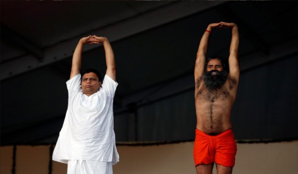 रामदेव ने अहमदाबाद में विशाल योग कार्यक्रम का नेतृत्व किया रामदेव ने अहमदाबाद में विशाल योग कार्यक्रम का नेतृत्व किया