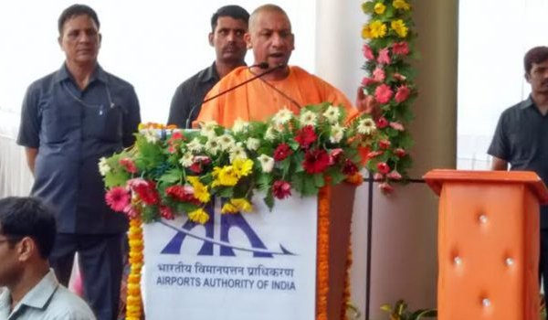योगी ने गोरखपुर हवाईअड्डे के नए सिविल टर्मिनल का उद्घाटन किया योगी ने गोरखपुर हवाईअड्डे के नए सिविल टर्मिनल का उद्घाटन किया