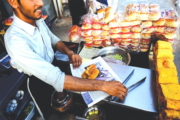 अखबार पर ना खाएं खाना हो सकती है घातक बीमारी