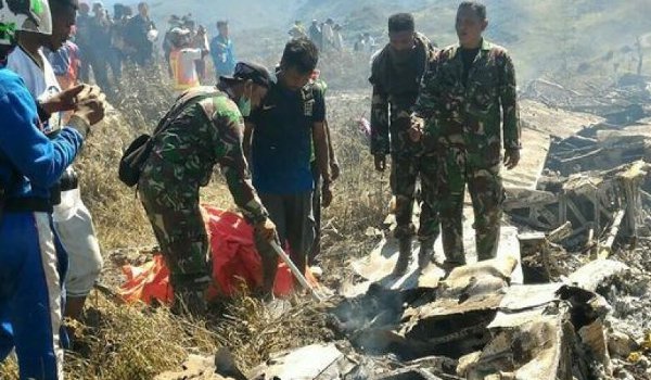 Indonesia : 8 killed in helicopter crash as sileri crater erupts